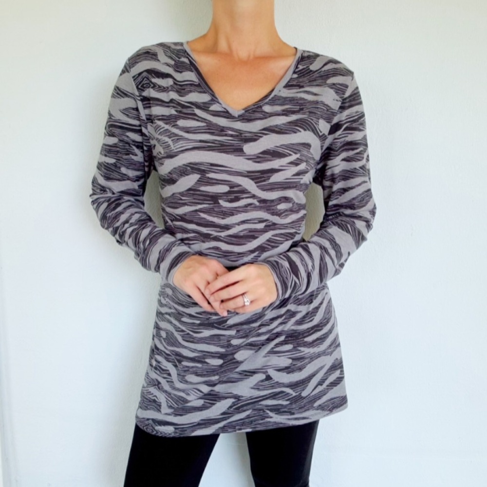 LuLaRoe Simply Comfortable gray tiger stripe v-neck long sleeve tunic tee medium